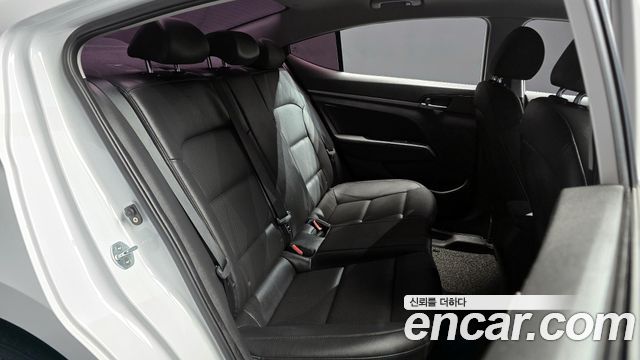 Hyundai AVANTE 2018 — photo 12
