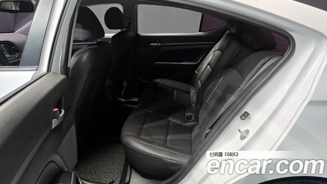 Hyundai AVANTE 2018 — photo 13