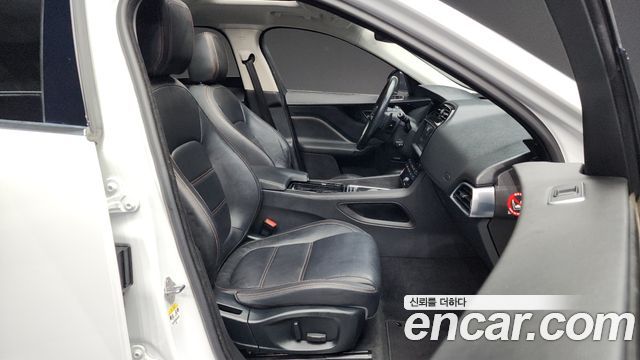 Jaguar F-PACE 2018 — photo 11