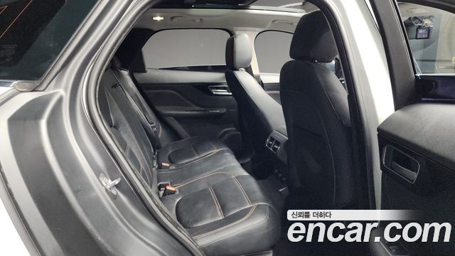 Jaguar F-PACE 2018 — photo 12