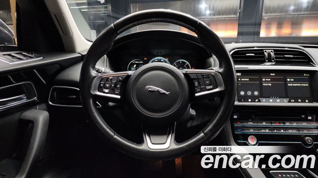 Jaguar F-PACE 2018 — photo 13