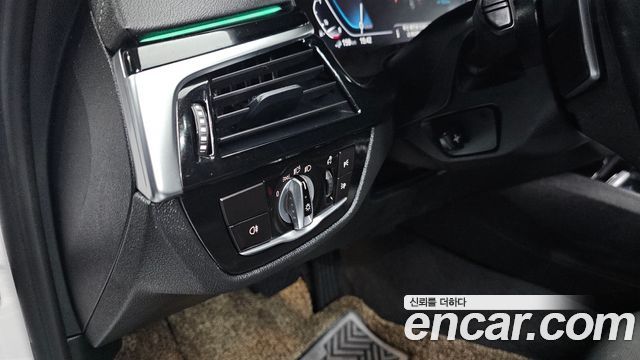 BMW 5-Series 2021 — photo 16