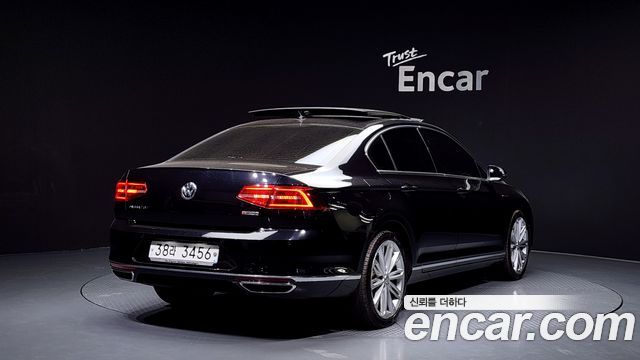 Volkswagen Passat 2018 — photo 2