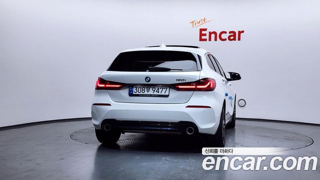 BMW 1-Series 2022 — photo 4