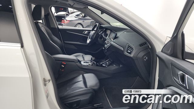BMW 1-Series 2022 — photo 11
