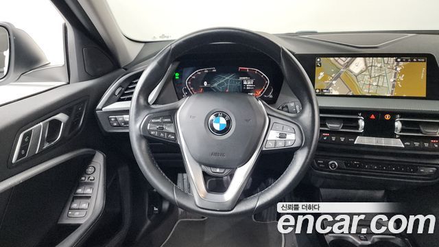 BMW 1-Series 2022 — photo 13
