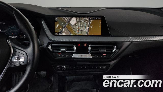 BMW 1-Series 2022 — photo 14