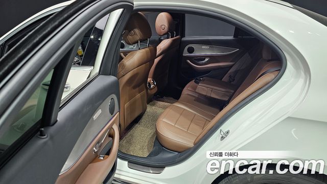 Mercedes-Benz E-Class 2019 — photo 12