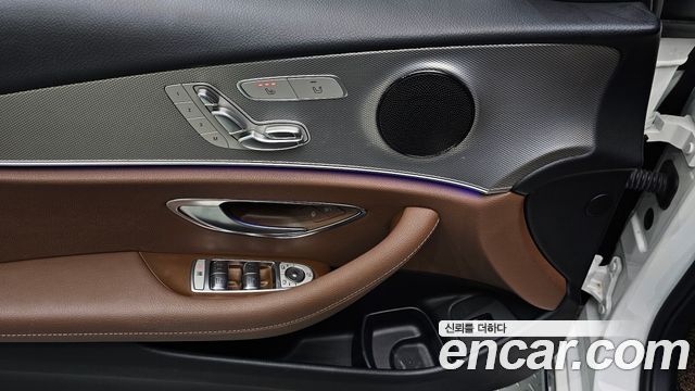 Mercedes-Benz E-Class 2019 — photo 19