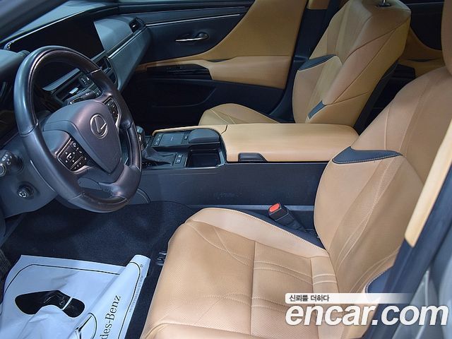 Lexus ES 2022 — photo 14