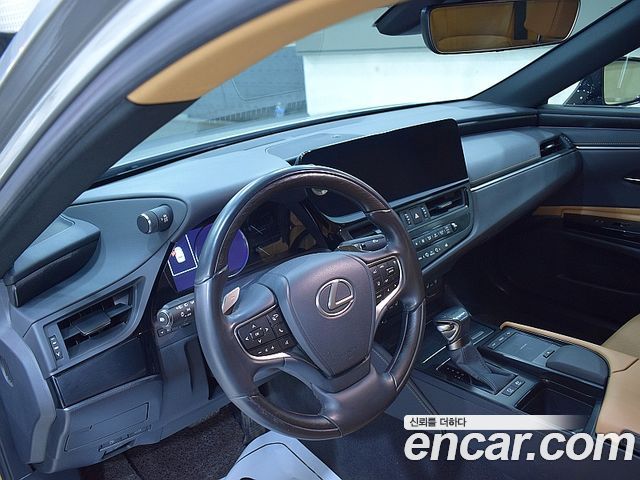 Lexus ES 2022 — photo 16