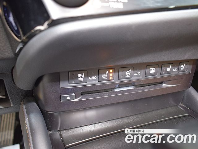 Lexus ES 2022 — photo 18