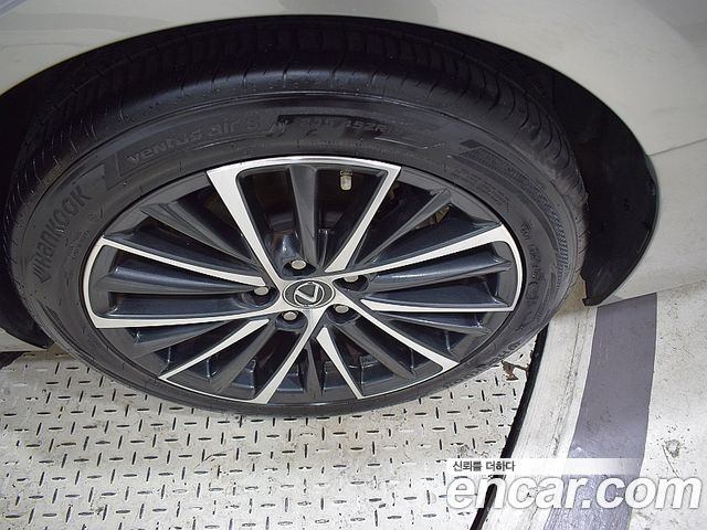 Lexus ES 2022 — photo 19