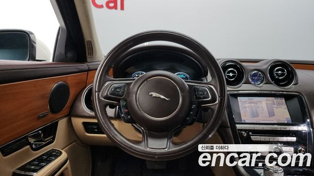 Jaguar XJ 2013 — photo 13