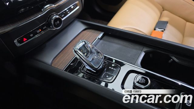 Volvo XC60 2022 — photo 9