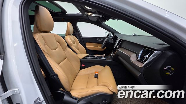 Volvo XC60 2022 — photo 10