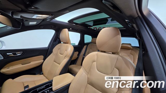 Volvo XC60 2022 — photo 12