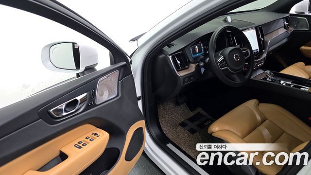 Volvo XC60 2022 — photo 13