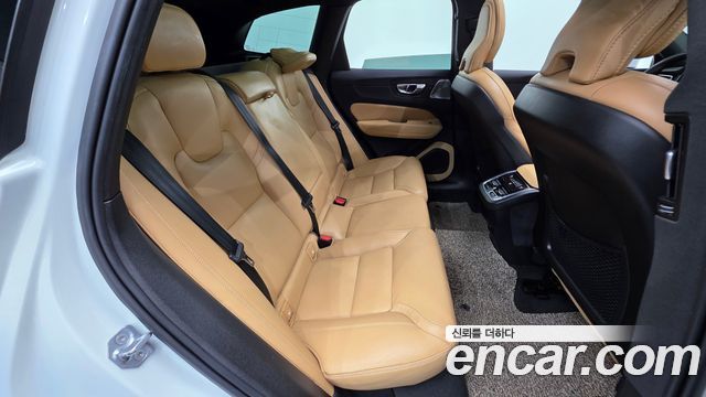 Volvo XC60 2022 — photo 19