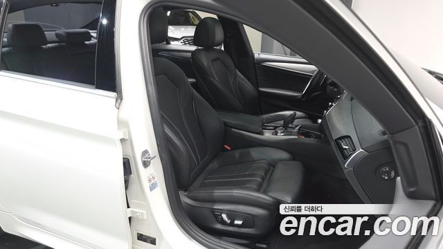 BMW 5-Series 2018 — photo 10
