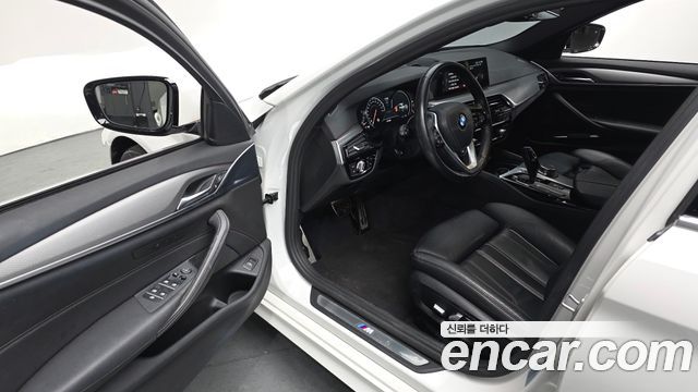 BMW 5-Series 2018 — photo 12