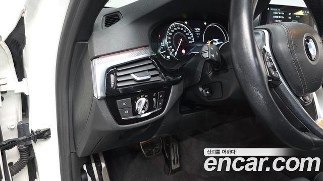 BMW 5-Series 2018 — photo 13