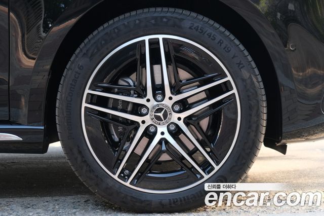 Mercedes-Benz V-Class 2025 — photo 5