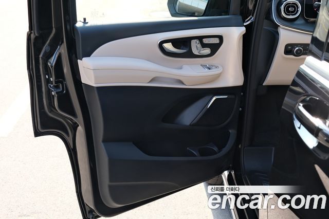 Mercedes-Benz V-Class 2025 — photo 8