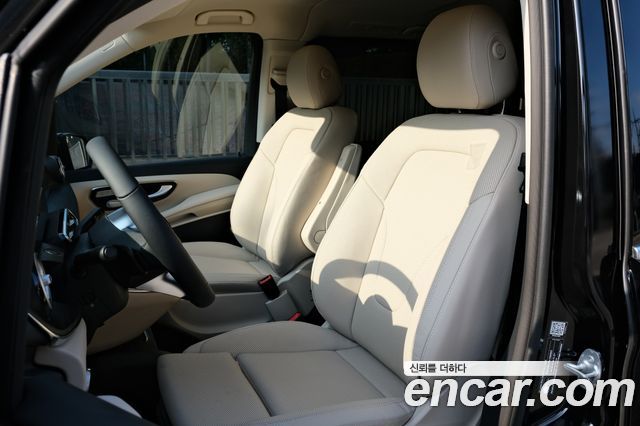 Mercedes-Benz V-Class 2025 — photo 9