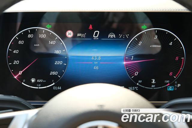 Mercedes-Benz V-Class 2025 — photo 11
