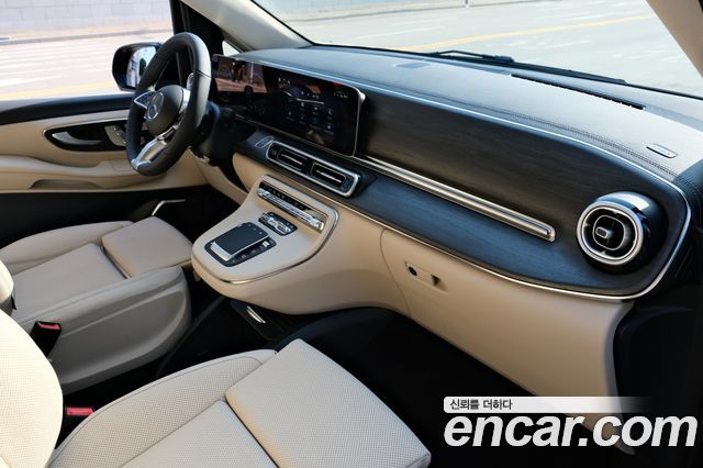 Mercedes-Benz V-Class 2025 — photo 13