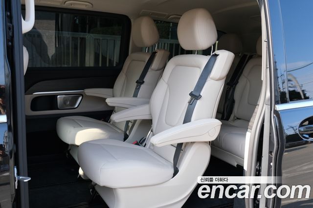 Mercedes-Benz V-Class 2025 — photo 15