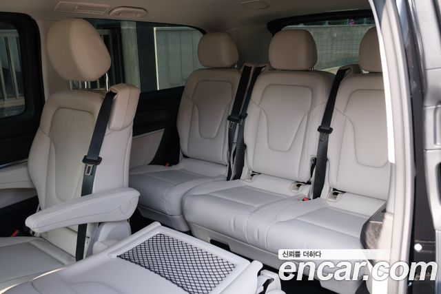 Mercedes-Benz V-Class 2025 — photo 16