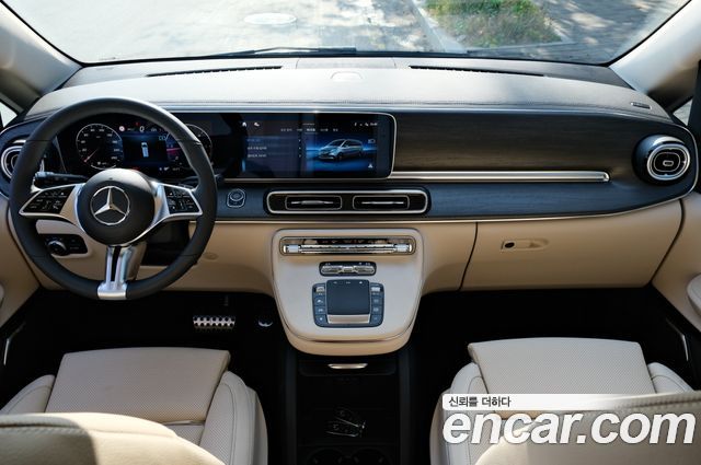 Mercedes-Benz V-Class 2025 — photo 17