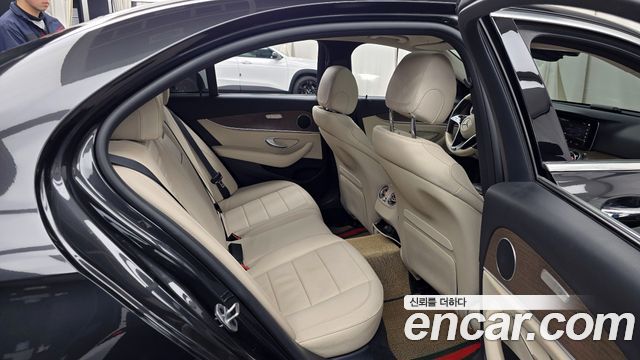 Mercedes-Benz E-Class 2021 — photo 12