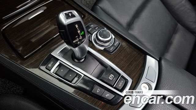 BMW 7-Series 2011 — photo 9