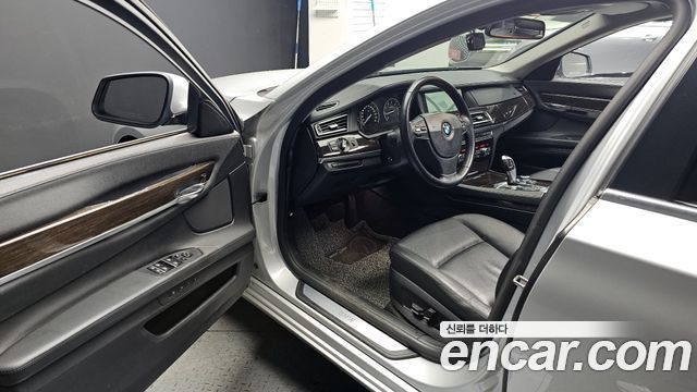 BMW 7-Series 2011 — photo 10