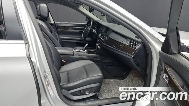 BMW 7-Series 2011 — photo 11