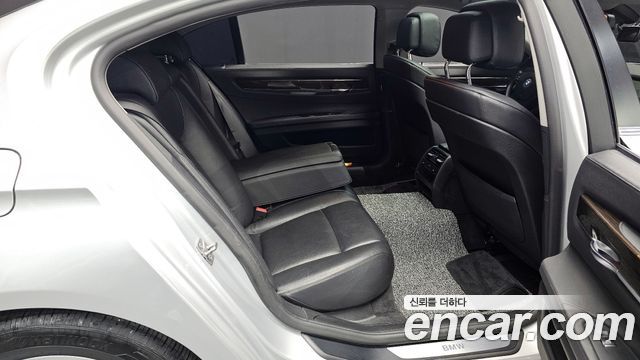 BMW 7-Series 2011 — photo 12