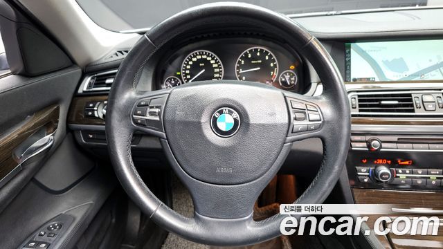 BMW 7-Series 2011 — photo 13