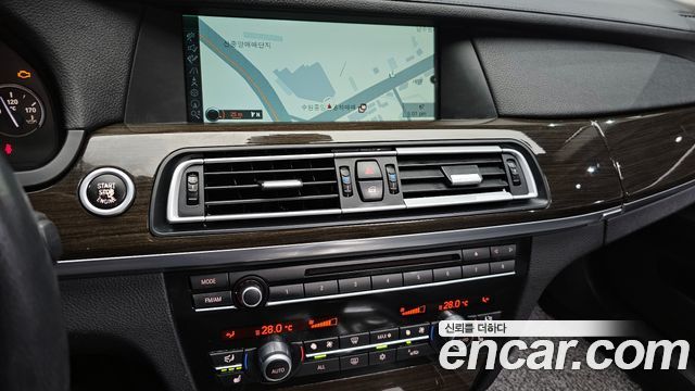 BMW 7-Series 2011 — photo 14