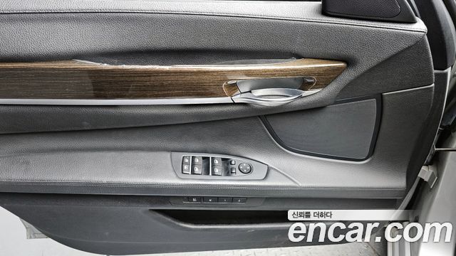 BMW 7-Series 2011 — photo 17