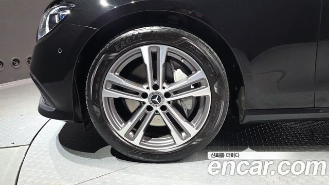 Mercedes-Benz E-Class 2022 — photo 5