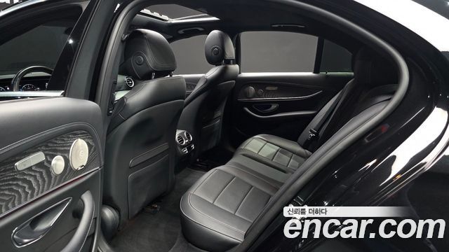 Mercedes-Benz E-Class 2022 — photo 12