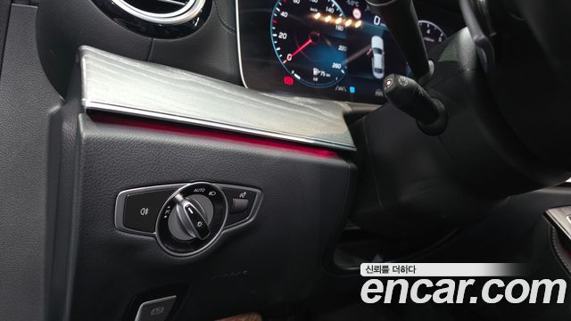 Mercedes-Benz E-Class 2022 — photo 18