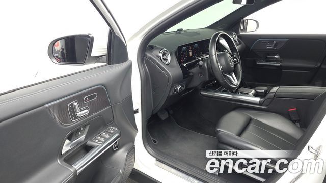 Mercedes-Benz GLA-Class 2021 — photo 11