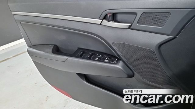 Hyundai AVANTE 2018 — photo 17