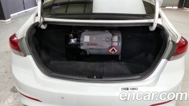 Hyundai AVANTE 2018 — photo 18