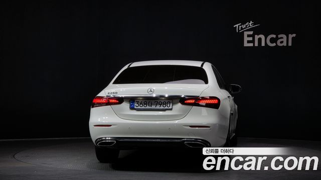 Mercedes-Benz E-Class 2022 — photo 4