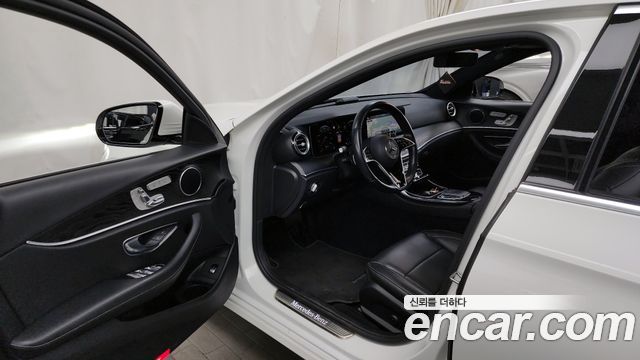 Mercedes-Benz E-Class 2022 — photo 10